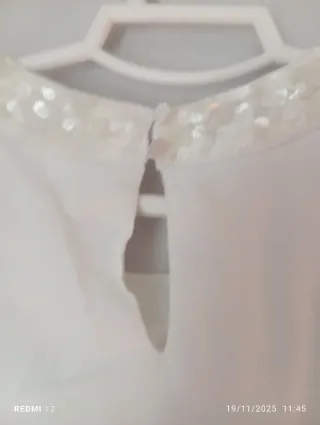 Blusa blanca con pedrería