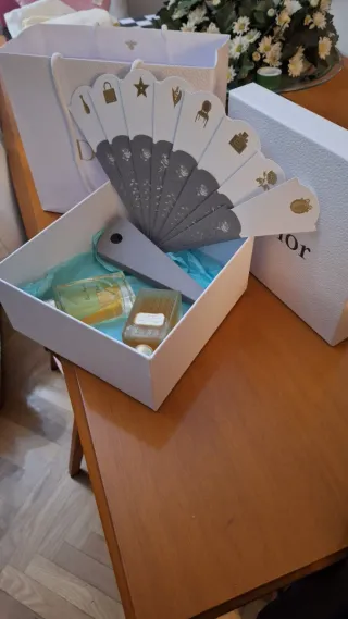 Dos frascos de toilette Dior y abanico de la firma