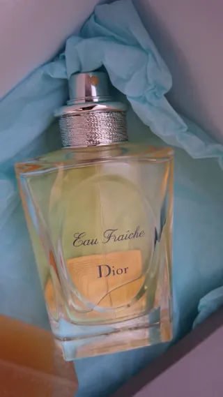 Dos frascos de toilette Dior y abanico de la firma