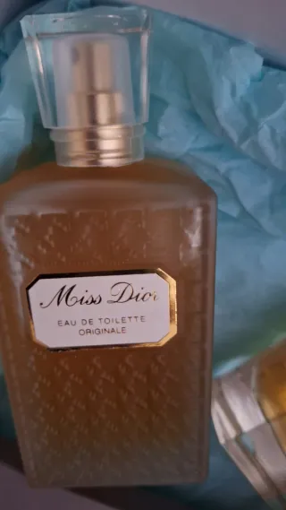 Dos frascos de toilette Dior y abanico de la firma