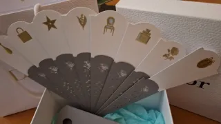 Dos frascos de toilette Dior y abanico de la firma