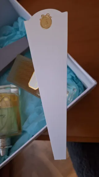 Dos frascos de toilette Dior y abanico de la firma