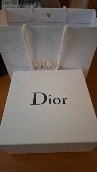 Dos frascos de toilette Dior y abanico de la firma