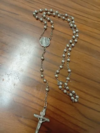 Rosario de plata con medalla y cruz