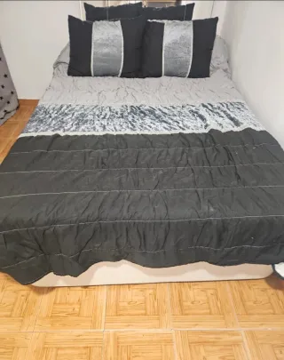 Conjunto Edredón negro y plata y cortina