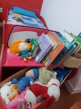 Cama infantil roja con diseño de coche