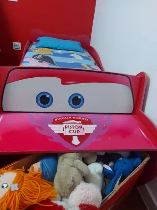 Cama infantil roja con diseño de coche