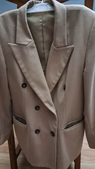 Chaqueta de traje beige. Blazer
