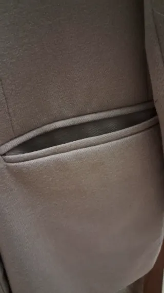 Chaqueta de traje beige. Blazer