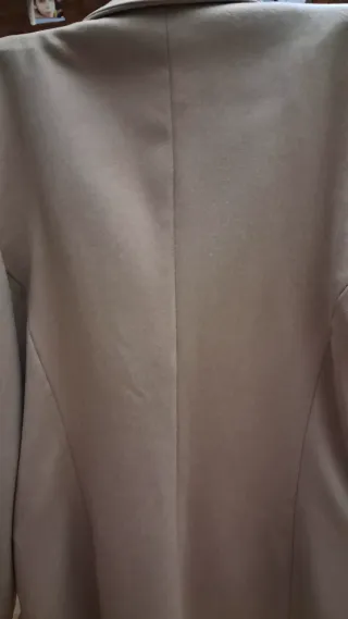 Chaqueta de traje beige. Blazer