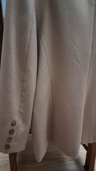 Chaqueta de traje beige. Blazer