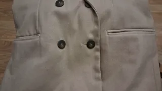 Chaqueta de traje beige. Blazer