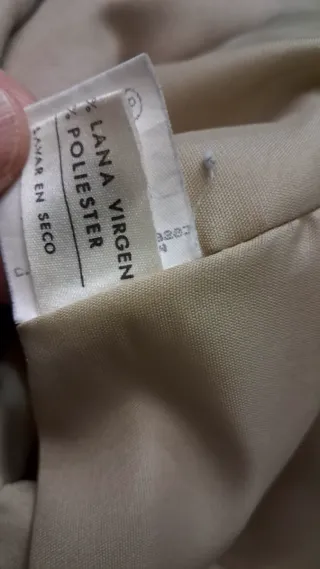 Chaqueta de traje beige. Blazer