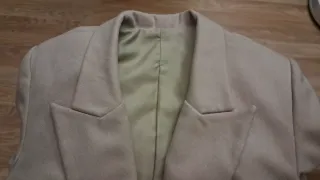 Chaqueta de traje beige. Blazer