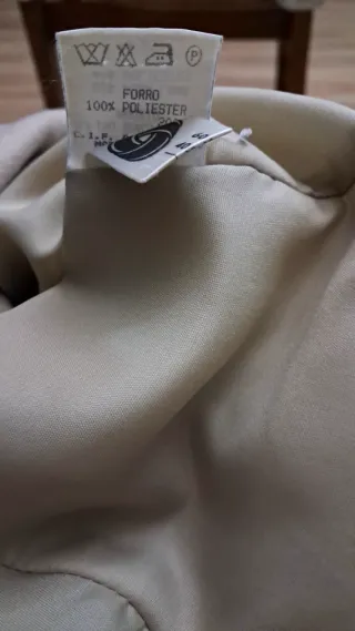 Chaqueta de traje beige. Blazer