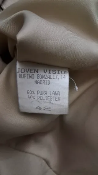 Chaqueta de traje beige. Blazer