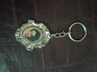 Llavero antiguo con retrato