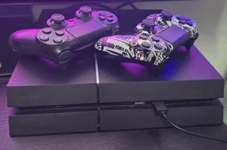 PS4 (PlayStation 4) con 2 mandos y 2 juegos