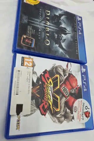 PS4 (PlayStation 4) con 2 mandos y 2 juegos