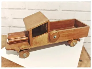 Camión de madera artesanal