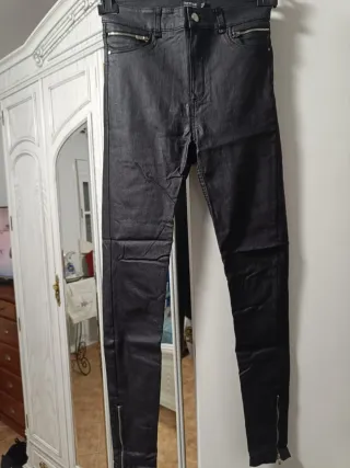 Pantalón efecto piel Bershka negro T.36