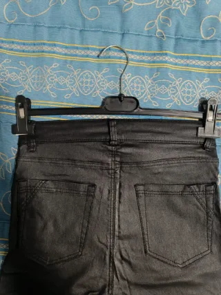 Pantalón efecto piel Bershka negro T.36