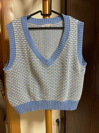 Chaleco Stradivarius azul y beige