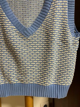 Chaleco Stradivarius azul y beige