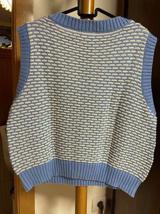 Chaleco Stradivarius azul y beige