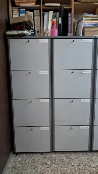 Mueble archivador de madera gris