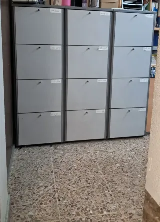 Mueble archivador de madera gris