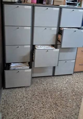 Mueble archivador de madera gris