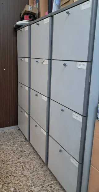 Mueble archivador de madera gris