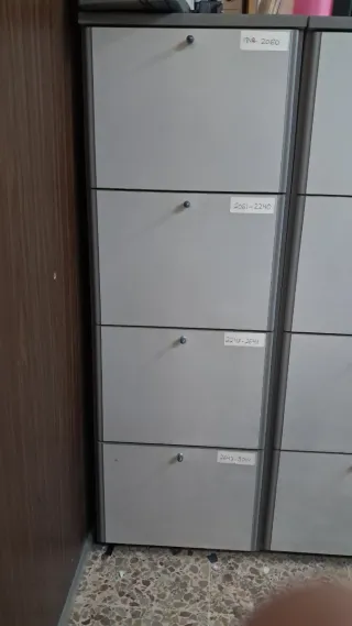 Mueble archivador de madera gris