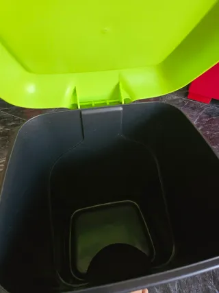 Cubo de basura negro y verde