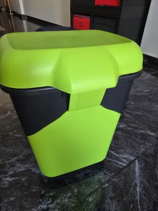 Cubo de basura negro y verde