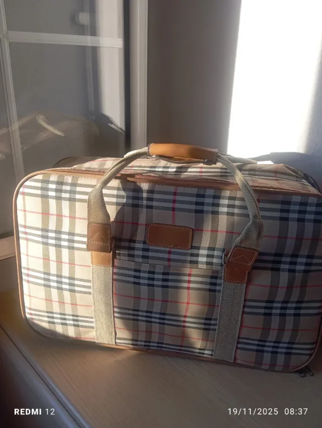 Maleta de viaje cuadros beige y marrón.