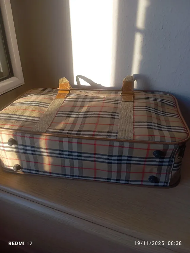 Maleta de viaje cuadros beige y marrón.