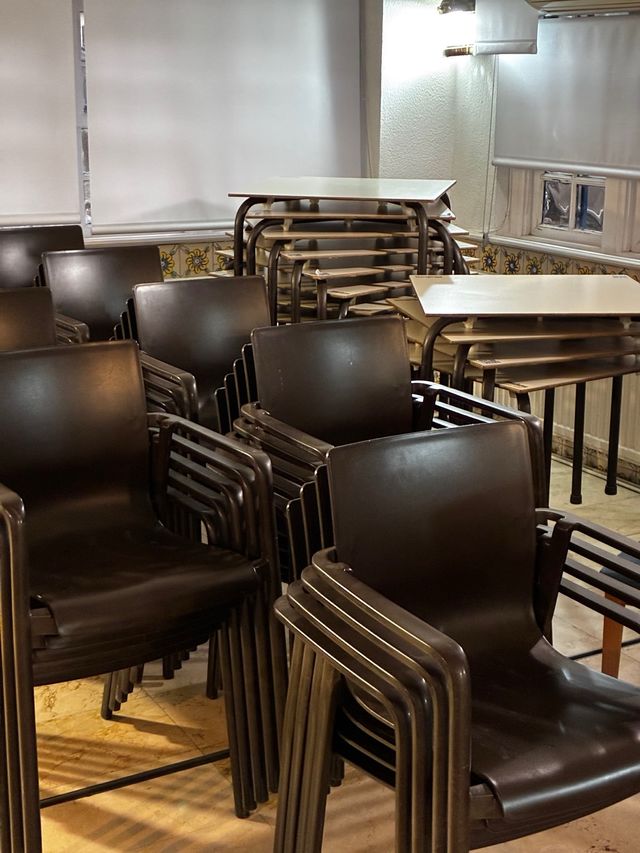 Hasta 47 sillas de bar. Oferta por 800€. 20€/u