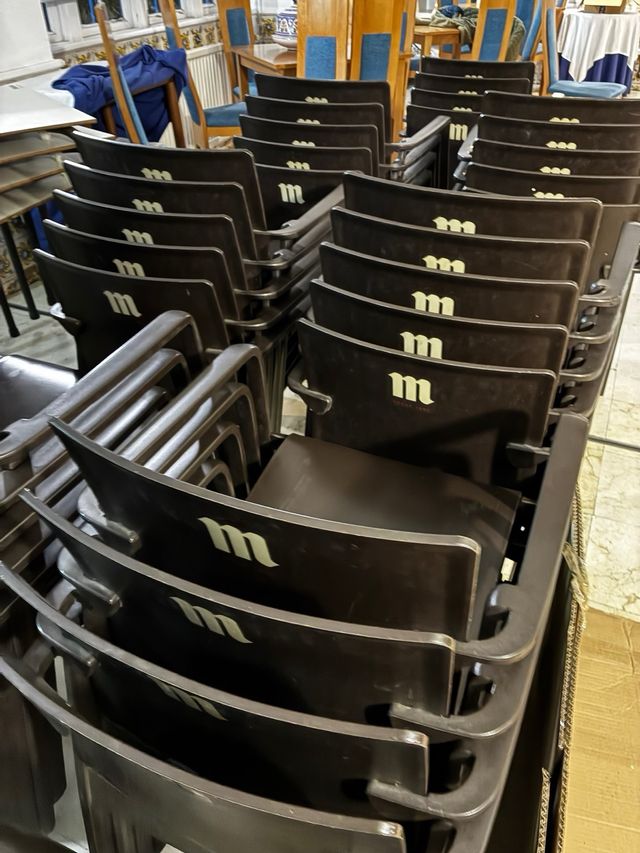 Hasta 47 sillas de bar. Oferta por 800€. 20€/u