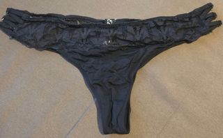 Tanga negro con encaje