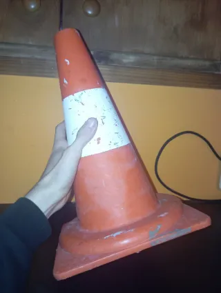 Cono de tráfico naranja y blanco