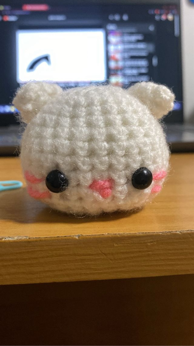 Amigurumi gato blanco hecho a mano