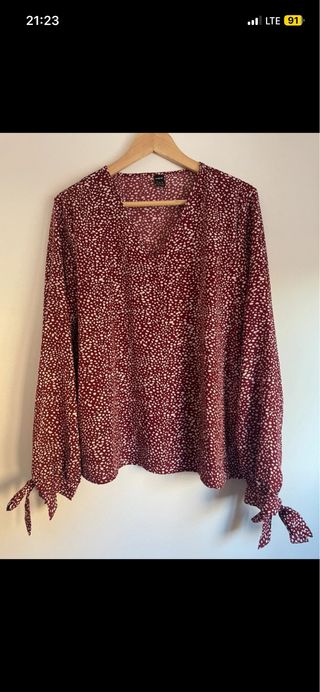 Blusa estampada burdeos talla L nueva