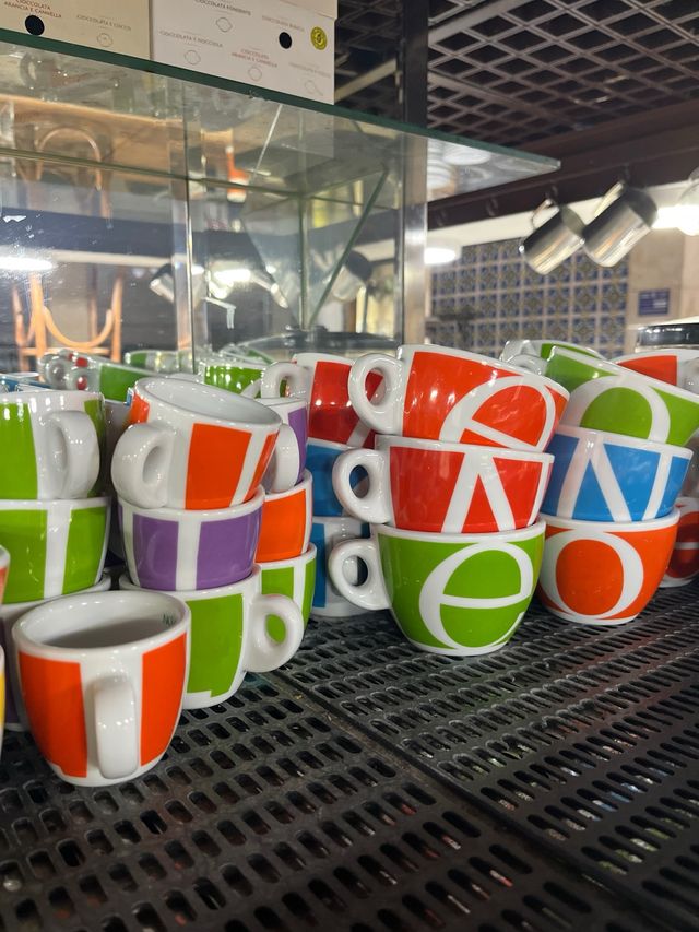 Tazza da caffè in ceramica con lettere