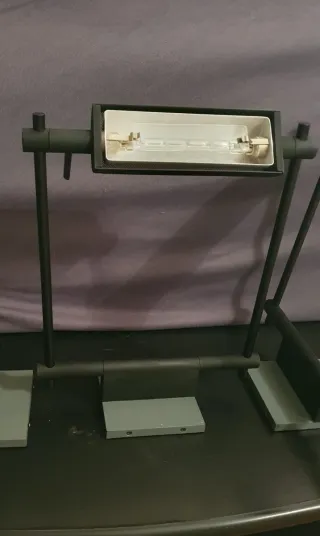 Lampada da muro, applique, in metallo e plastica.