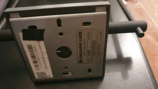 Lampada da muro, applique, in metallo e plastica.