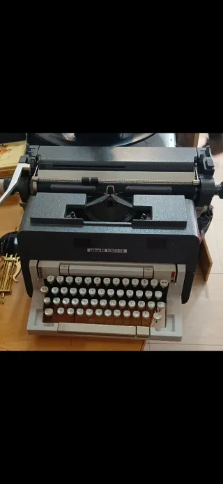 Máquina de escribir Olivetti Línea 88