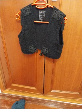 Chaleco negro corto de punto