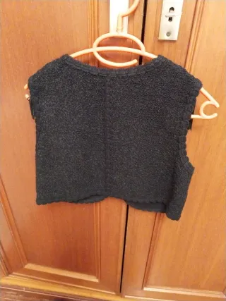 Chaleco negro corto de punto